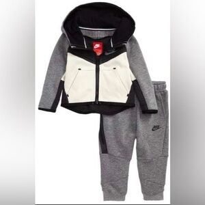 Nike Kid's Sportswear Tech Fleece 2-Piece Tracksuit.